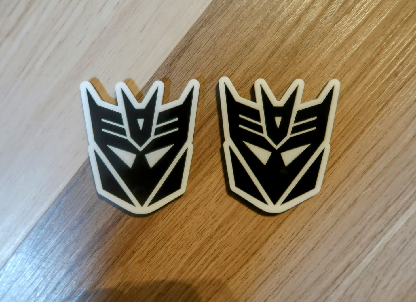 Decepticon Fender/trunk badges. Includes 2.