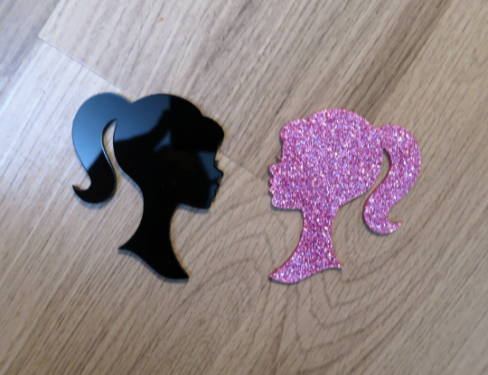Barbie left and right facing badge. Includes 2 badges.