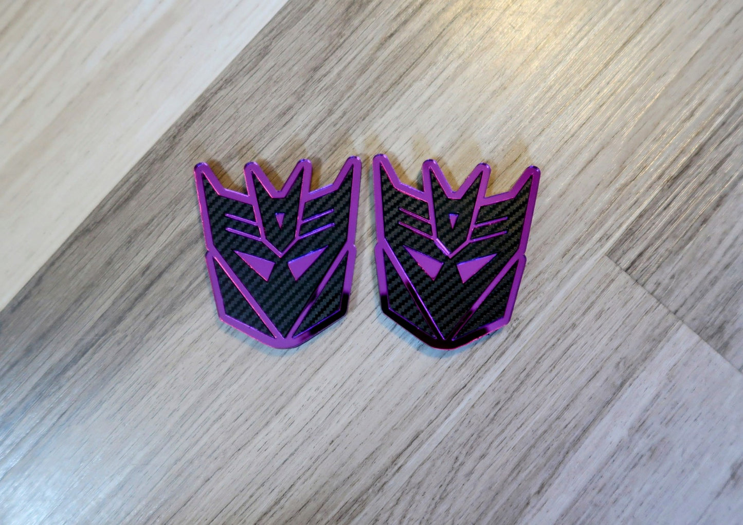 Decepticon Fender/trunk badges. Includes 2.