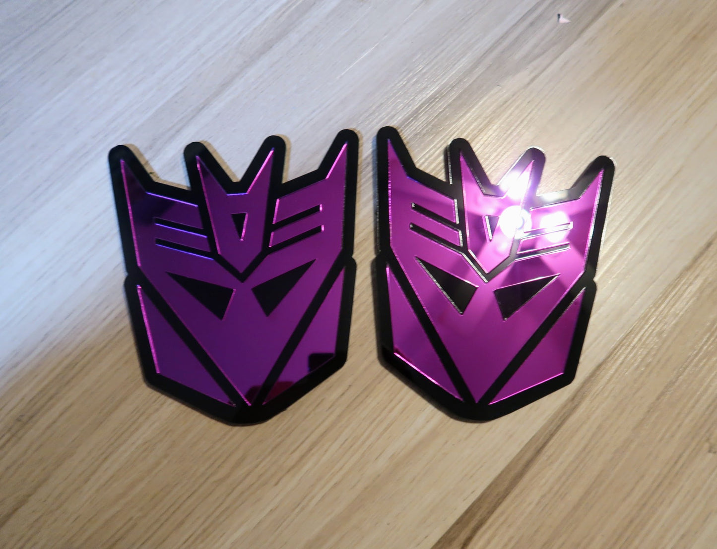 Decepticon Fender/trunk badges. Includes 2.