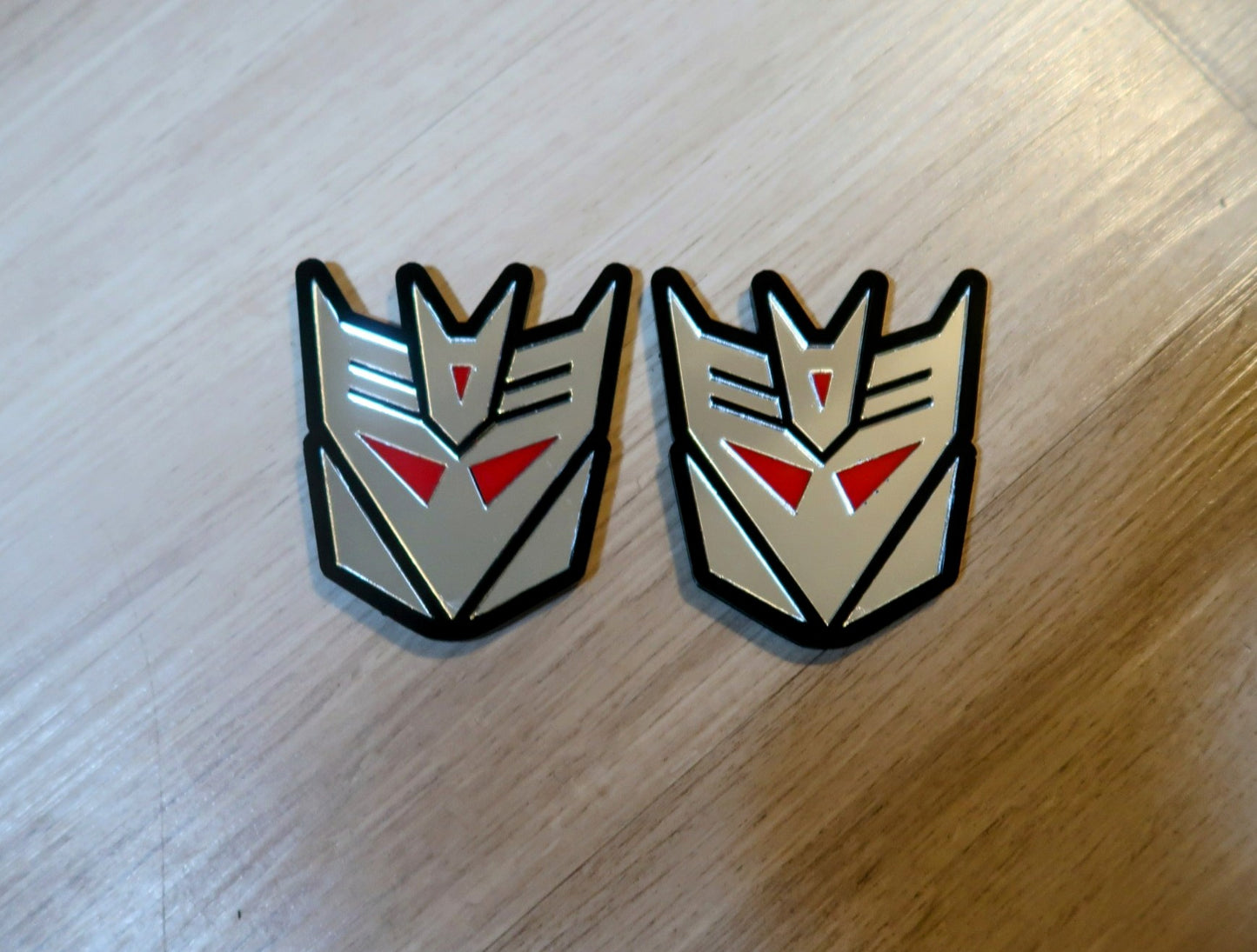 Decepticon Fender/trunk badges. Includes 2.