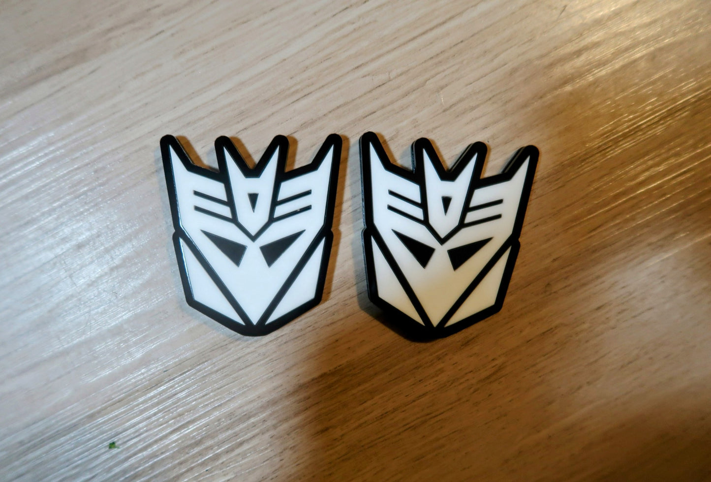 Decepticon Fender/trunk badges. Includes 2.
