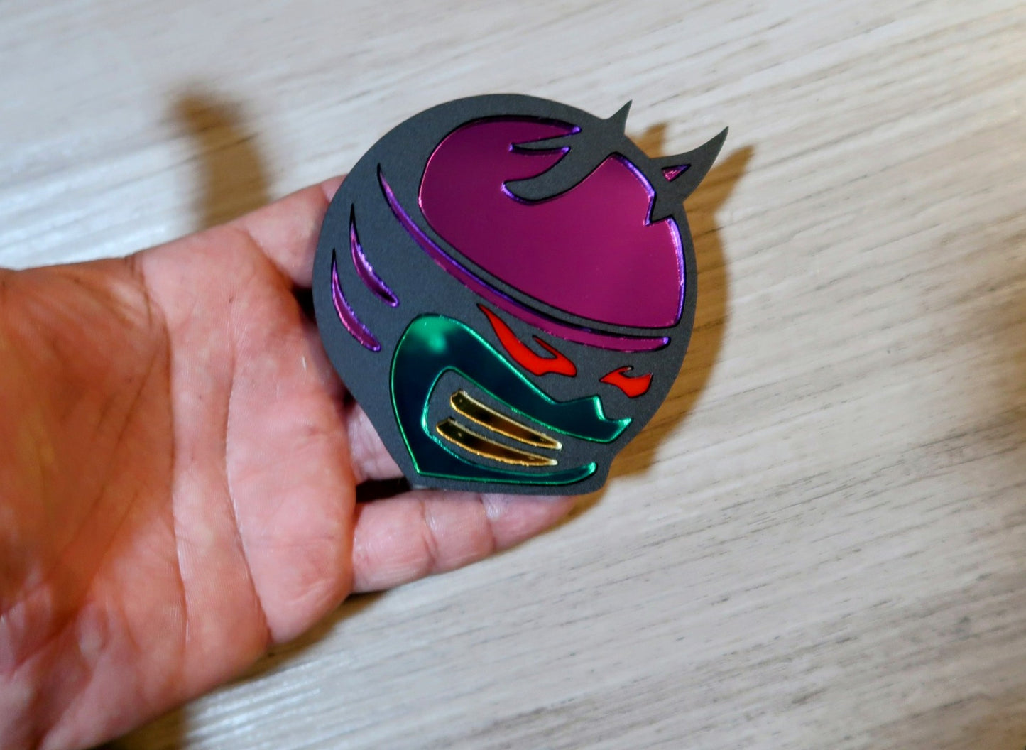 Single 5 color cutomize-able bee head badge.