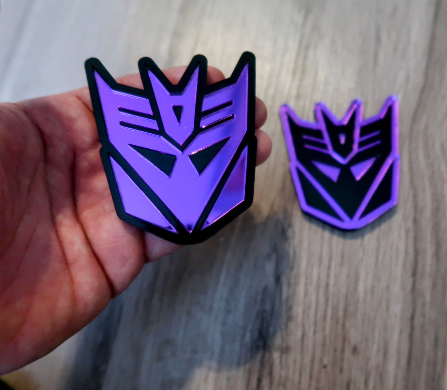 Decepticon Fender/trunk badges. Includes 2.