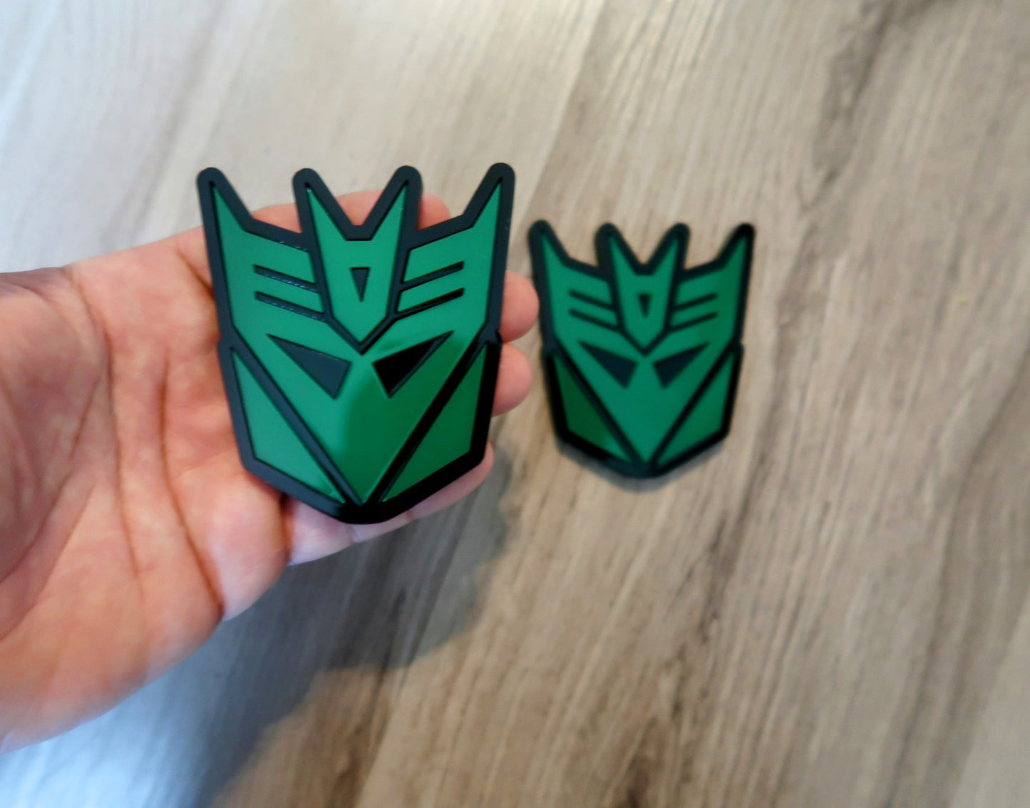 Decepticon Fender/trunk badges. Includes 2.