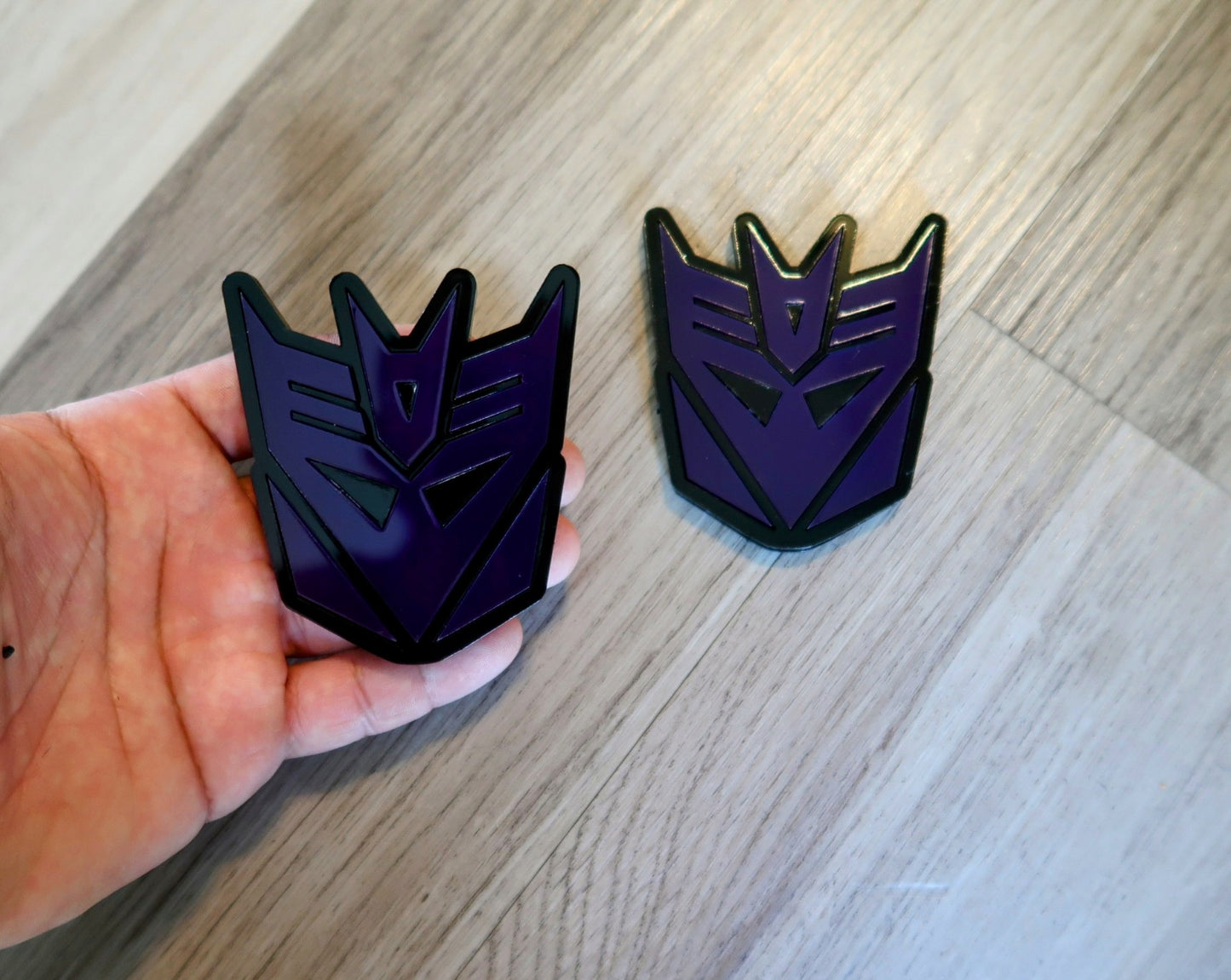 Decepticon Fender/trunk badges. Includes 2.