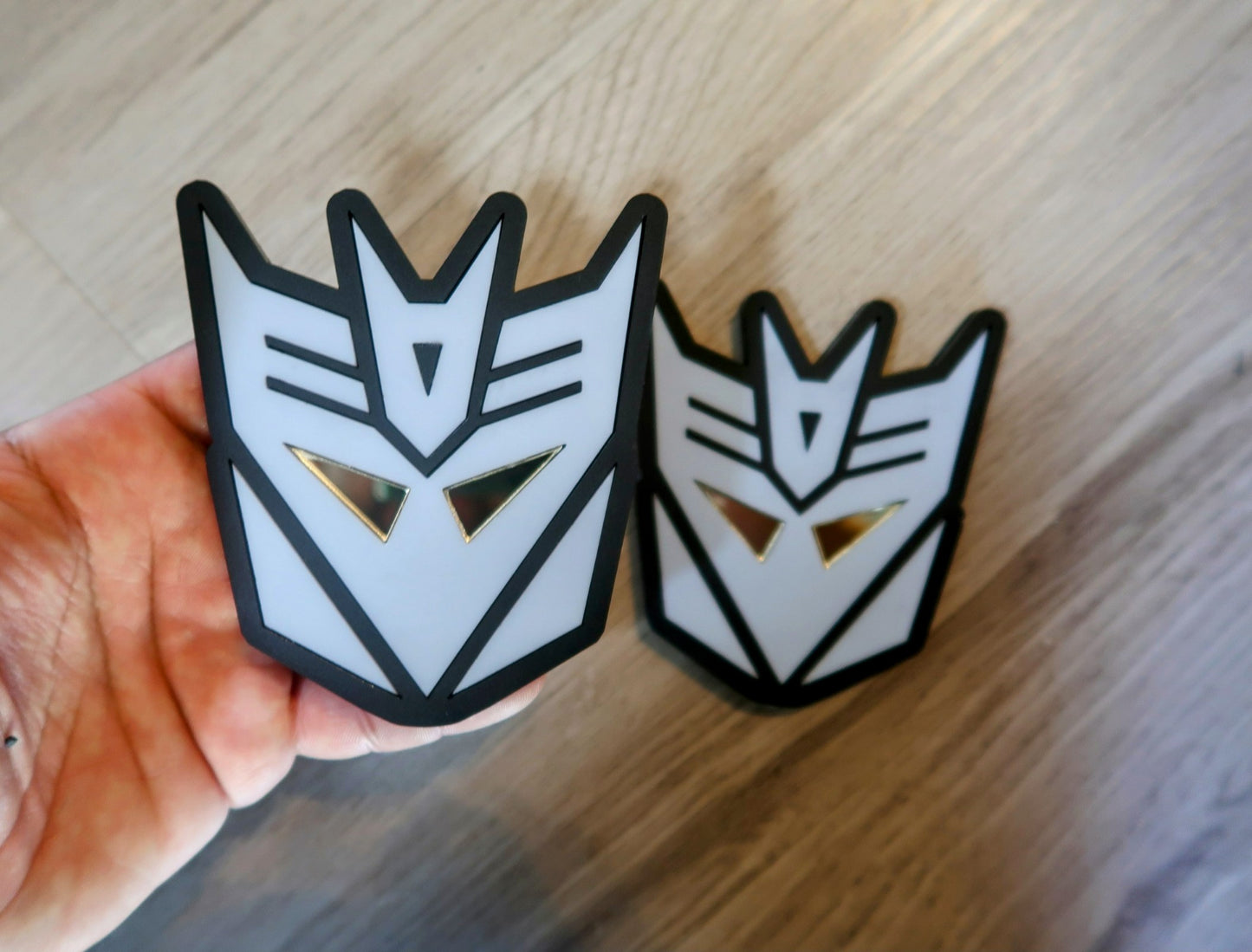 Decepticon Fender/trunk badges. Includes 2.