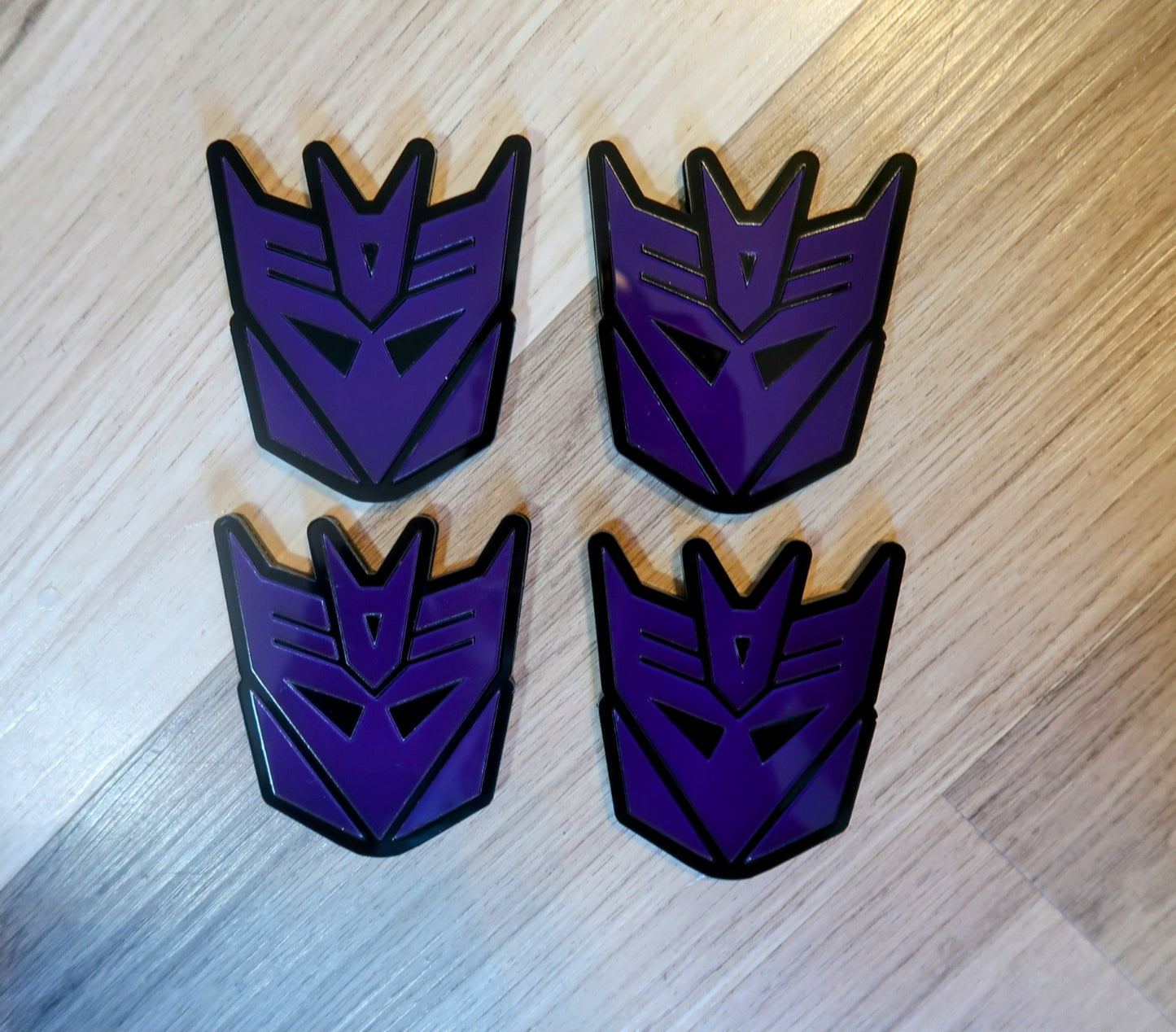 Decepticon Fender/trunk badges. Includes 2.