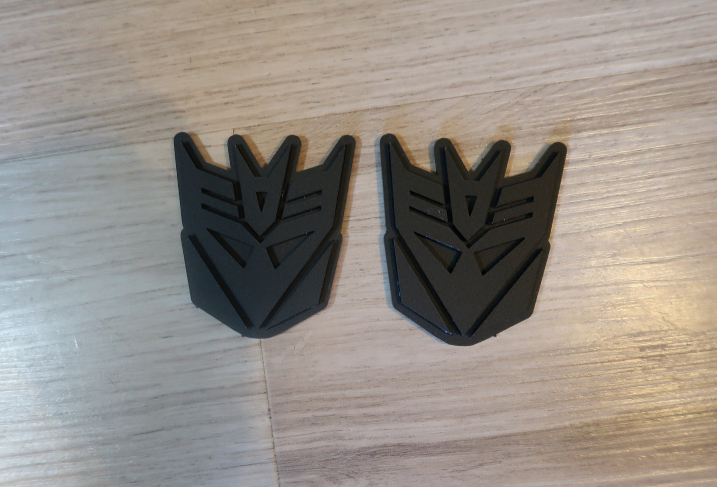 Decepticon Fender/trunk badges. Includes 2.