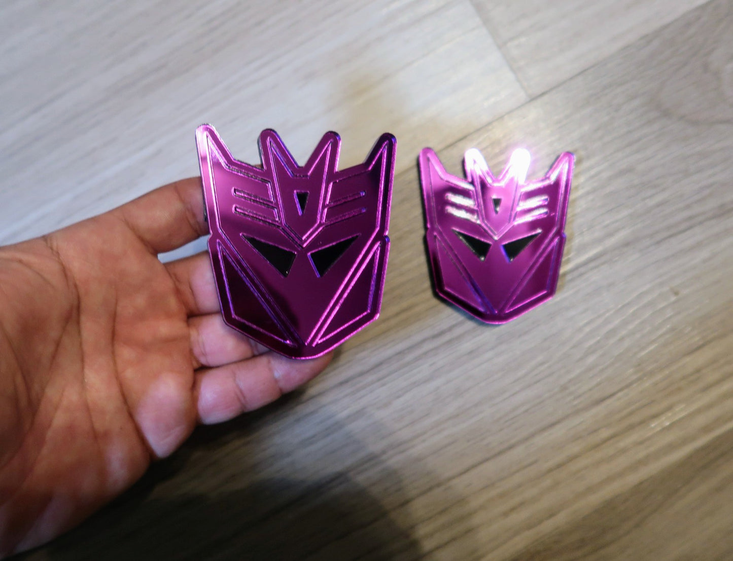 Decepticon Fender/trunk badges. Includes 2.